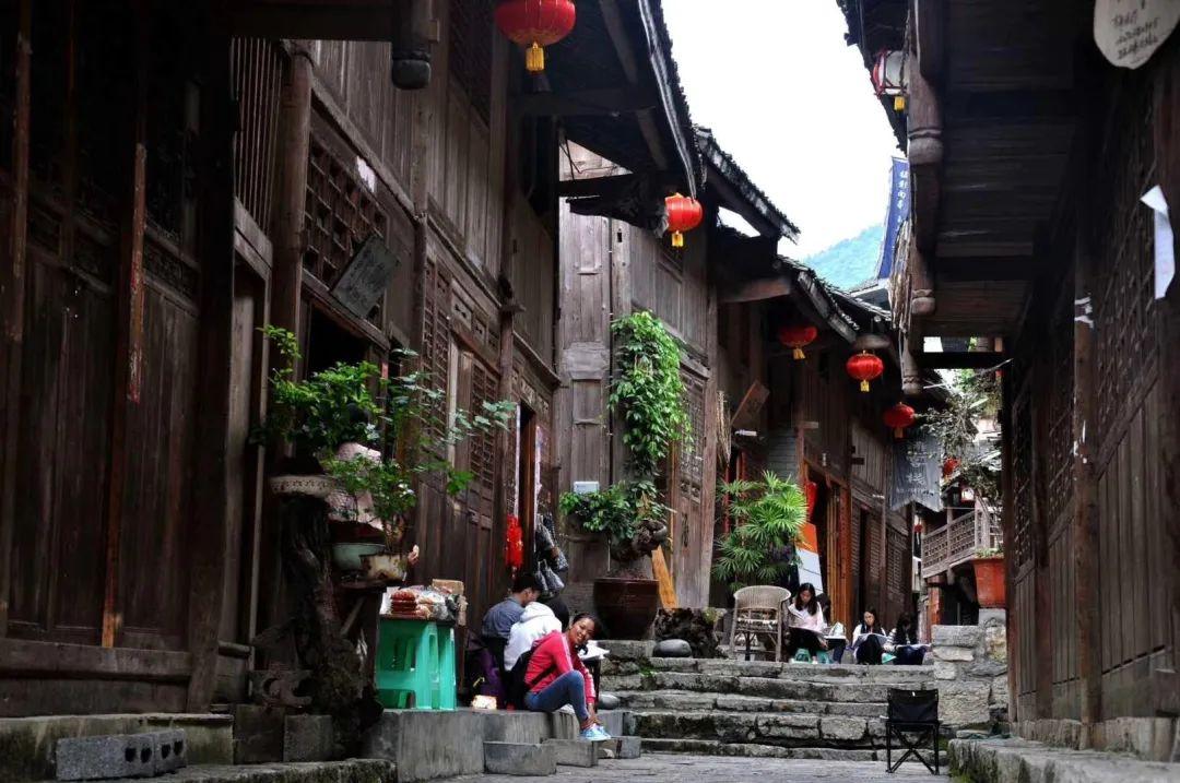 黄金交易提醒:美国职位空缺数据强劲,金价触及两周新高后回落,等待美联储决议